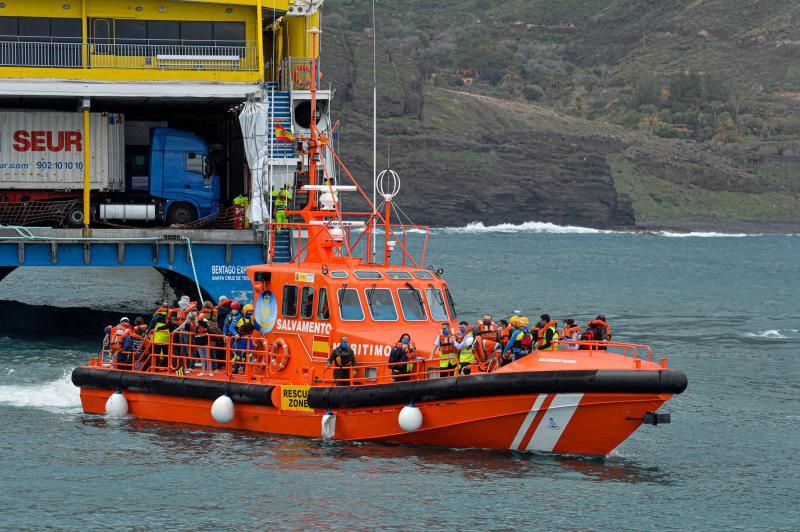 Traslado a puerto de los pasajeros del ferry encallado en Agaete