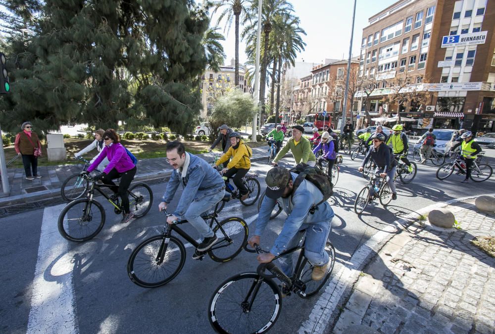 La Massa Crítica celebra 15 años pedaleando por la ciudad de Alicante.