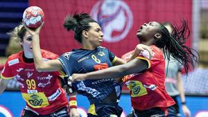 Handball - EHF Euro Women s Handball Championship - Preliminary Round - Spain v Sweden -  Jyske Bank Boxen  Herning  Denmark - December 5  2020 Sweden s Jamina Roberts in action with Spain s Lysa Tchaptchet Ritzau Scanpix via REUTERS Henning Bagger THIS IMAGE HAS BEEN SUPPLIED BY A THIRD PARTY   DENMARK OUT  NO COMMERCIAL OR EDITORIAL SALES IN DENMARK