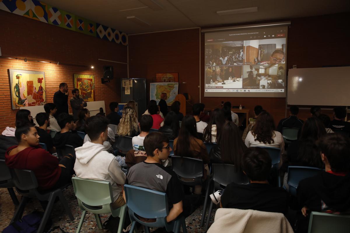EN IMÁGENES: Así fue la visita de Adam Michnik al instituto de Roces en Gijón EN IMÁGENES: Así fue la visita de Adam Michnik al instituto de Roces en Gijón