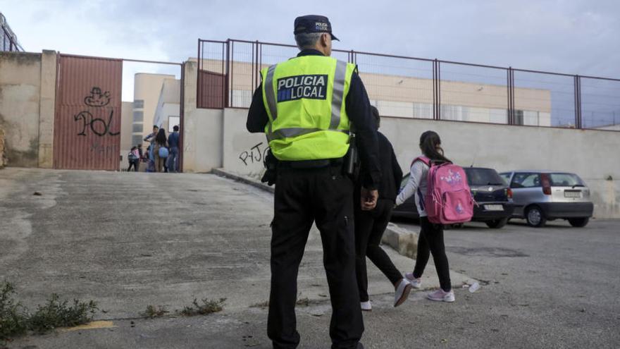 In den Tagen nach der Attacke kontrollierten Polizisten den Schulweg.