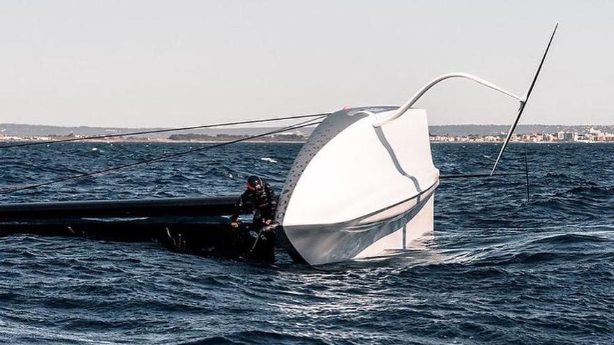 El velero &#039;Ineos Britannia&#039; de Copa América sufre otro aparatoso vuelco en la bahía de Palma