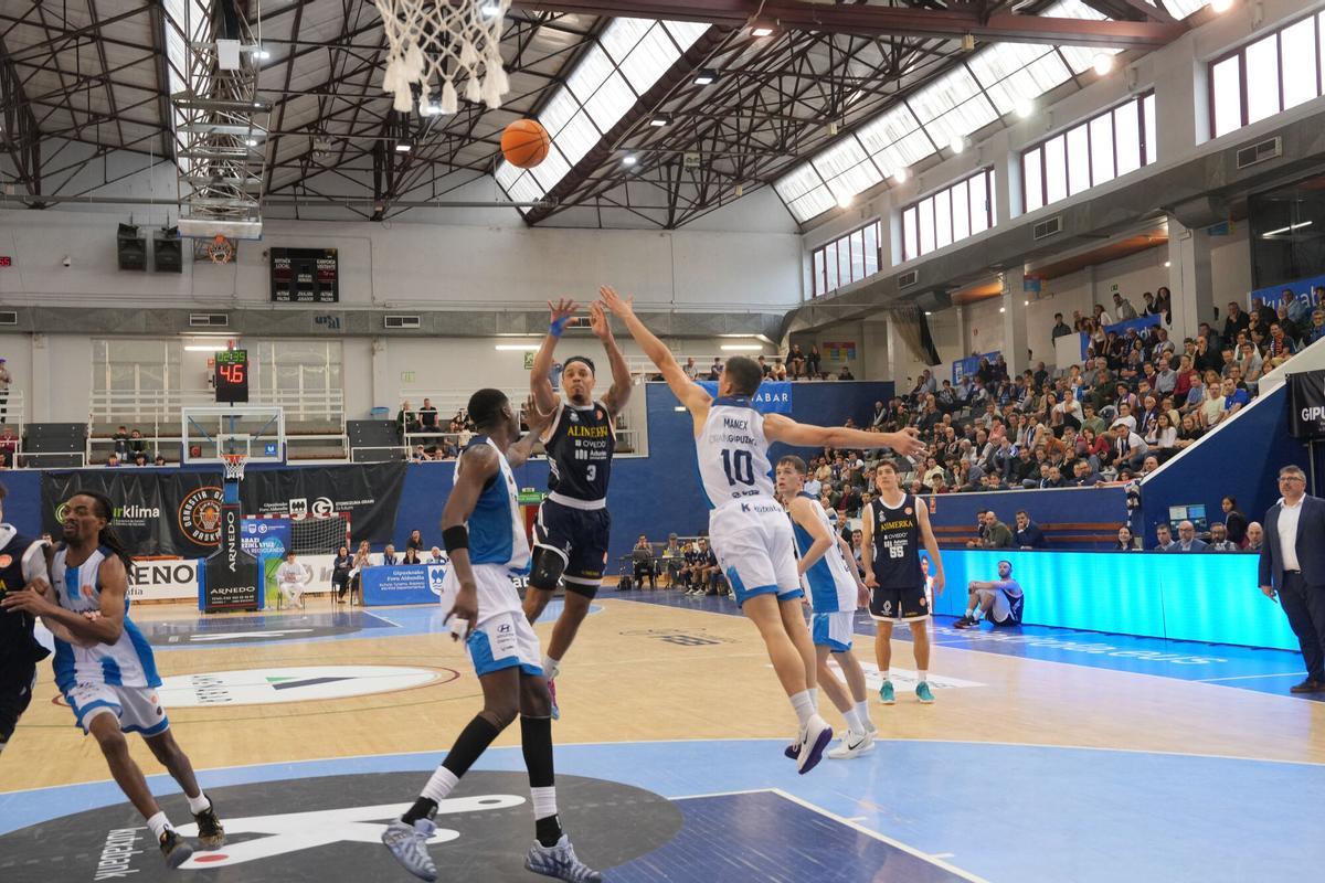 El Alimerka Oviedo Baloncesto suma su segunda victoria en San Sebastián