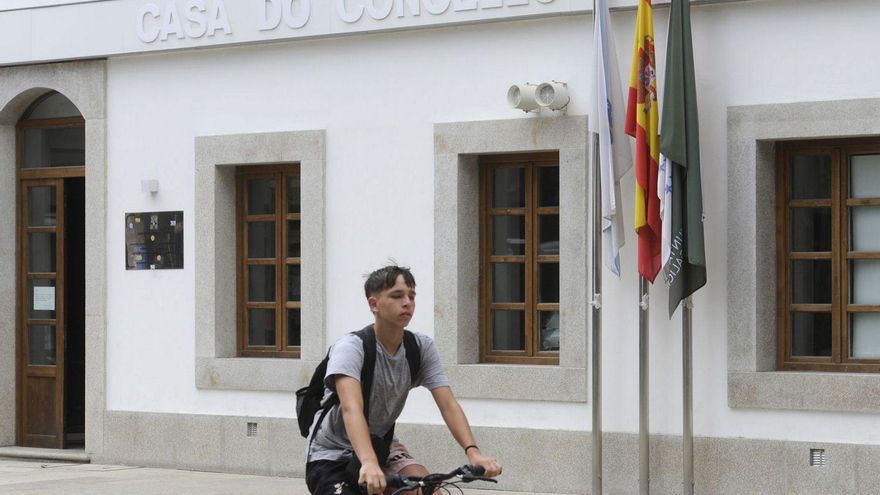 Banderas a media asta
en señal de luto, ayer, en
el consistorio de Silleda.
| |