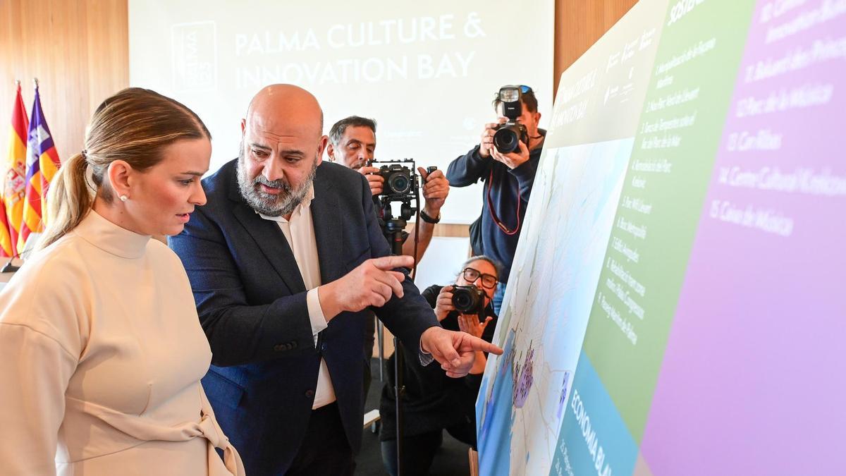 Presidenta de les illes Balears, Margalida Prohens, al costat de l'alcalde de Palma, Jaime Martínez