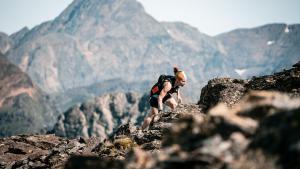 Una corredora en una de las cumbres de la carrera Skyrace Comapedrosa