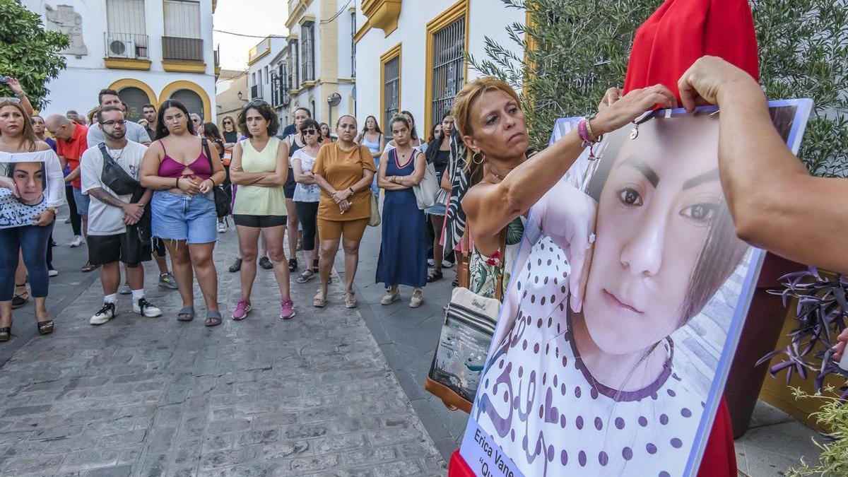 Vecinos de la localidad sevillana de Utrera en una concentración en memoria de Erica Vanessa Reyes Álvarez, la joven nicaragüense de 22 años, asesinada presuntamente por su expareja.