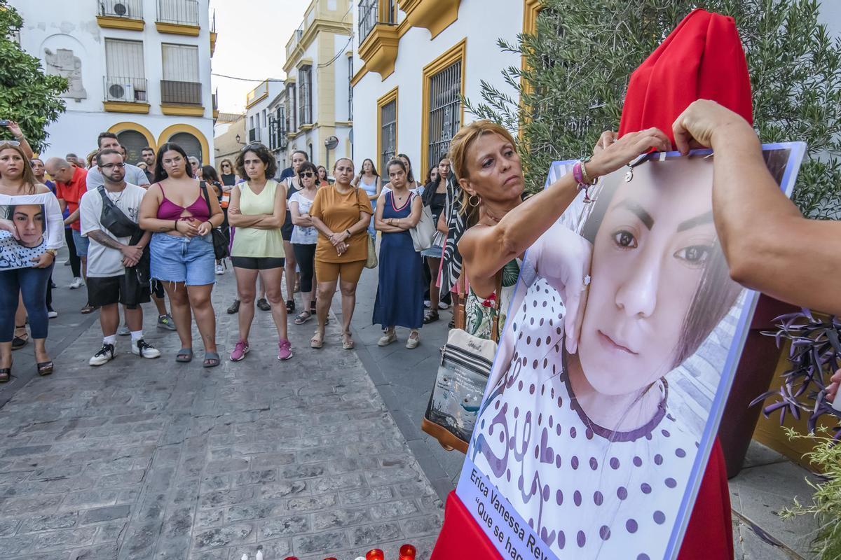 Vecinos de la localidad sevillana de Utrera en una concentración en memoria de Erica Vanessa Reyes Álvarez, la joven nicaragüense de 22 años, asesinada presuntamente por su expareja. Vecinos de la localidad sevillana de Utrera en una concentración en memoria de Erica Vanessa Reyes Álvarez, la joven nicaragüense de 22 años, asesinada presuntamente por su expareja.