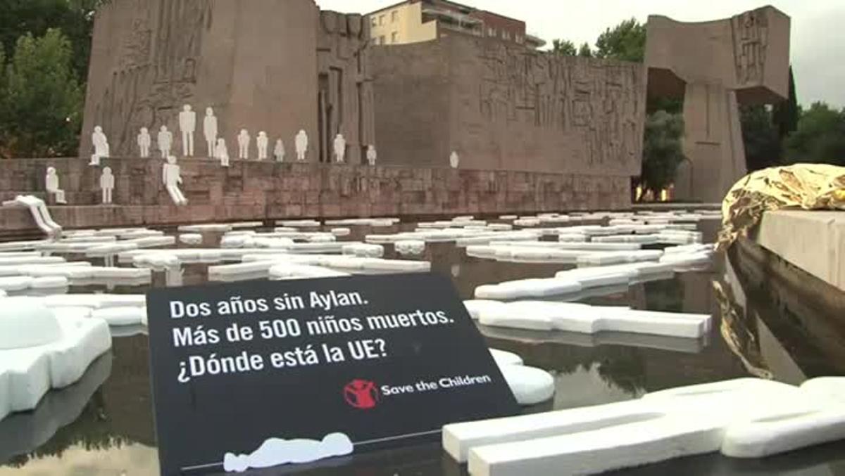Acte de Save the Children a la plaça Colón de Madrid amb motiu del segon aniversari de la mort del nen refugiat Aylan.