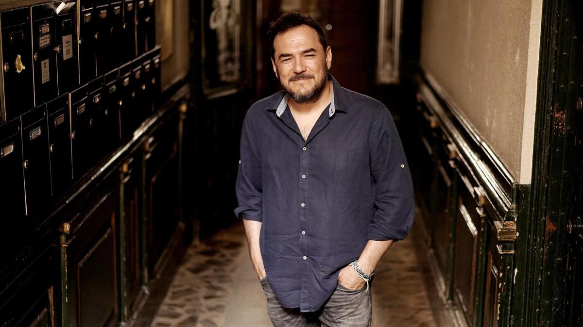 Ismael Serrano canta y encarna el exilio emocional de Antonio Machado: "No estaría de más revisar la herida de la guerra civil"