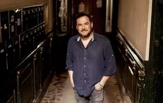 Ismael Serrano canta y encarna el exilio emocional de Antonio Machado: "No estaría de más revisar la herida de la guerra civil"