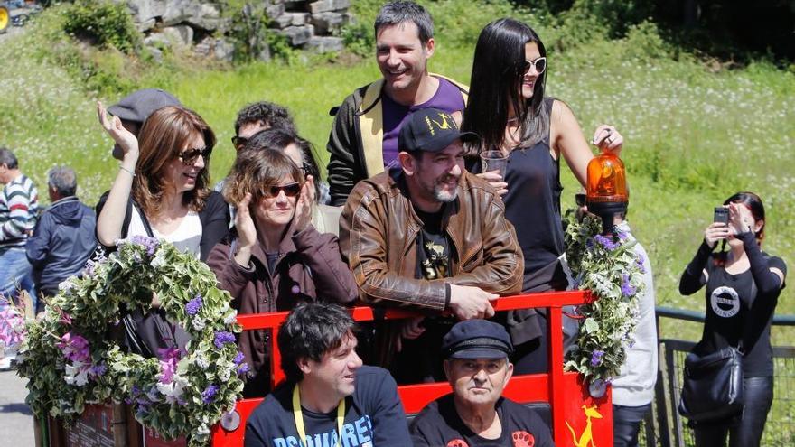 Un momento de la llegada al torreiro de Cans de un &quot;chimpín&quot; con actores y personas del cine.  // Ricardo Grobas