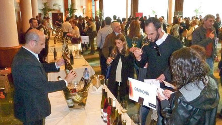 Los asistentes cataron algunos caldos del Penedès.