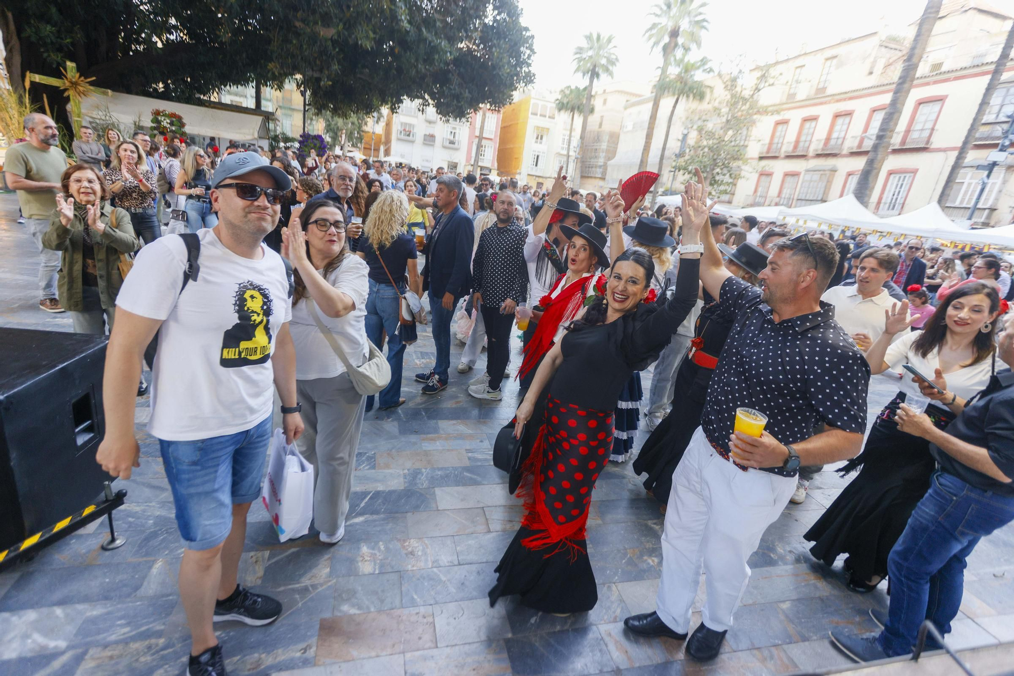 Ambiente durante el viernes por la tarde en las Cruces de Mayo de Cartagena