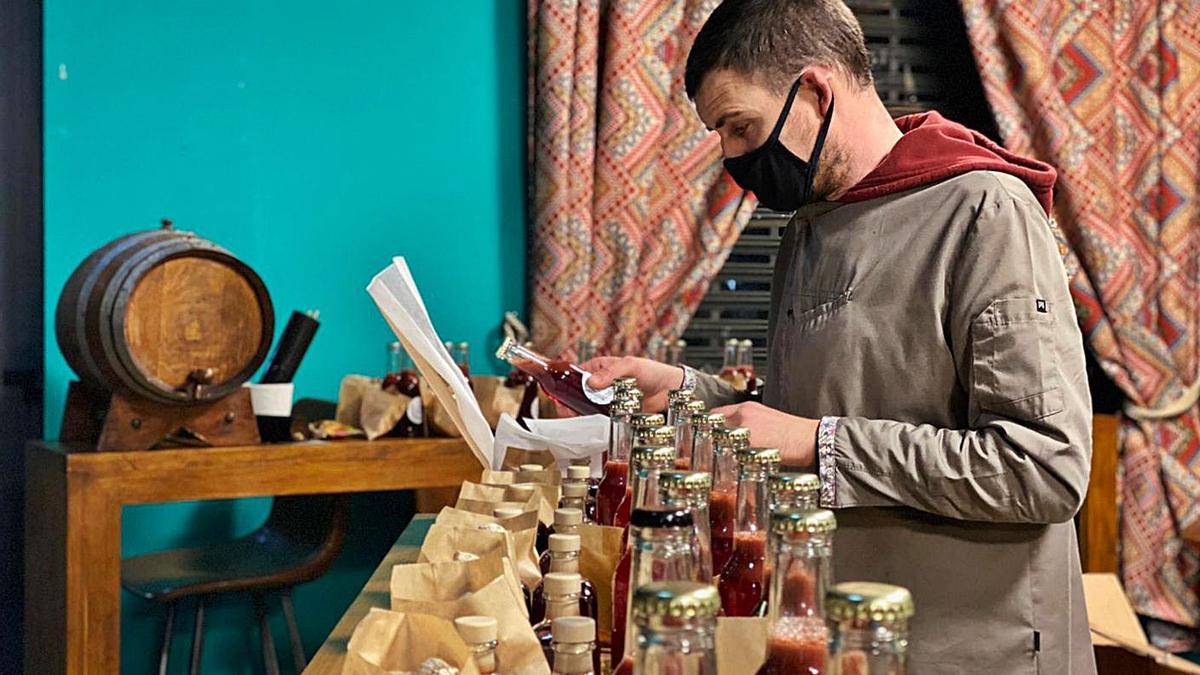 Berto Díaz, preparando los encargos de vermú en su coctelería de Pola de Siero. | R. A. I. 