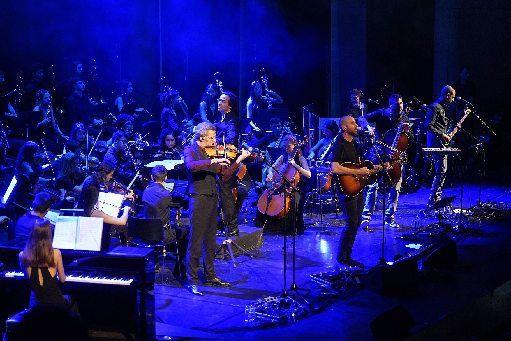 La celebració del desè aniversari del grup omple l'Auditori de Girona