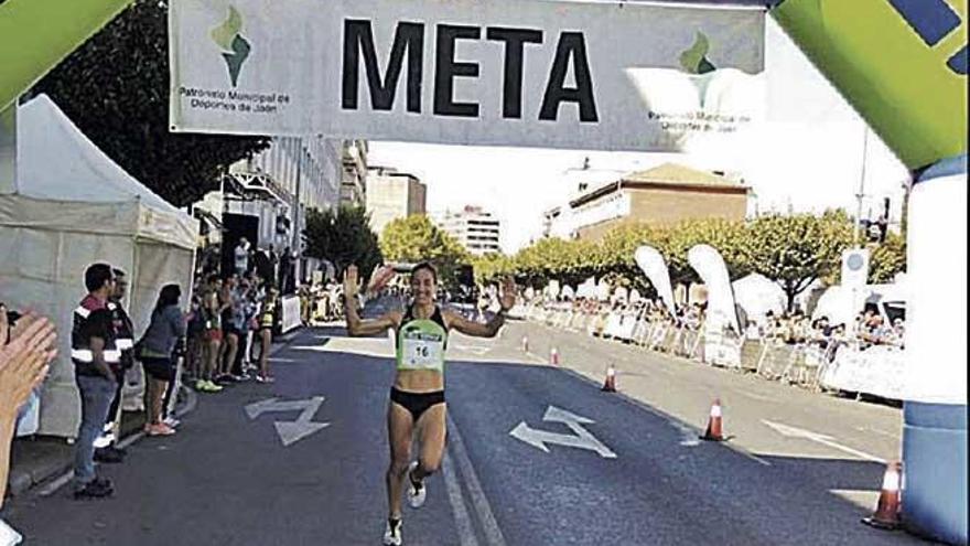 Natalia Romero a punto de cruzar la línea de meta en Jaén.