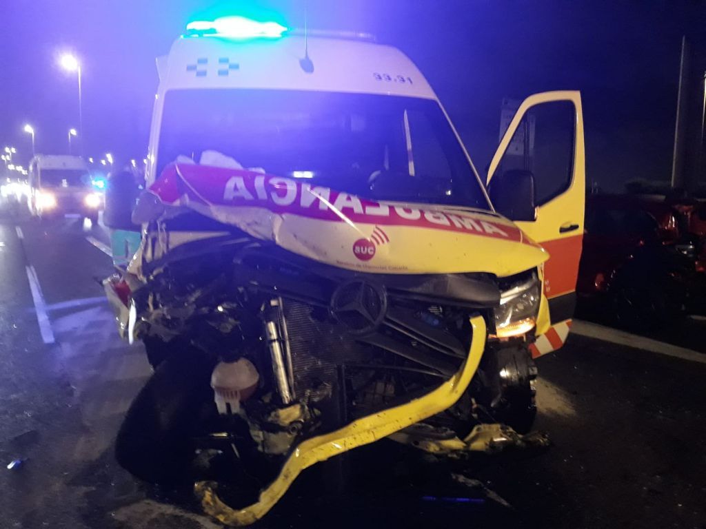 Accidente entre una ambulancia y dos coches en Las Palmas de Gran Canaria