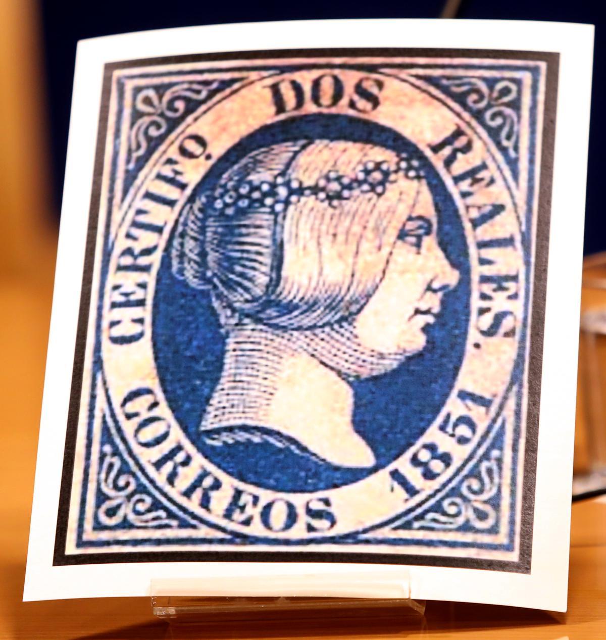 Una copia de uno de los sellos azules de dos reales.