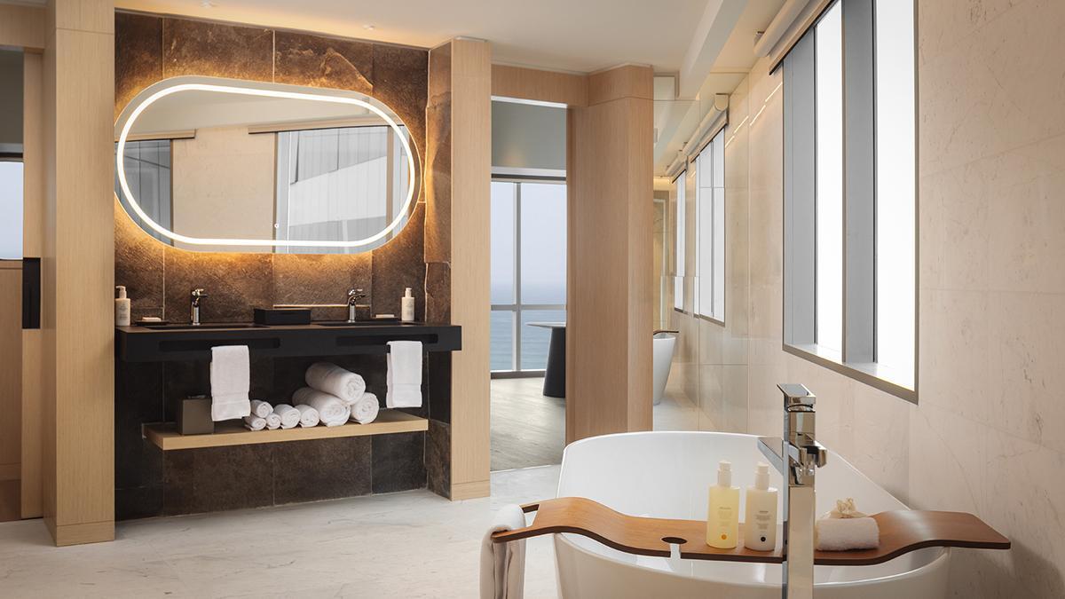 Baño de una de las suites renovadas del JW Marriott Lima, concebidas como auténticas residencias privadas y abiertas a impresionantes vistas del océano Pacífico.