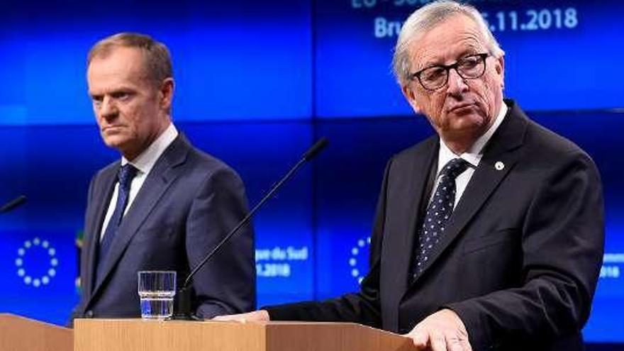 Juncker (a la derecha), junto a Donald Tusk, en la rueda de prensa.