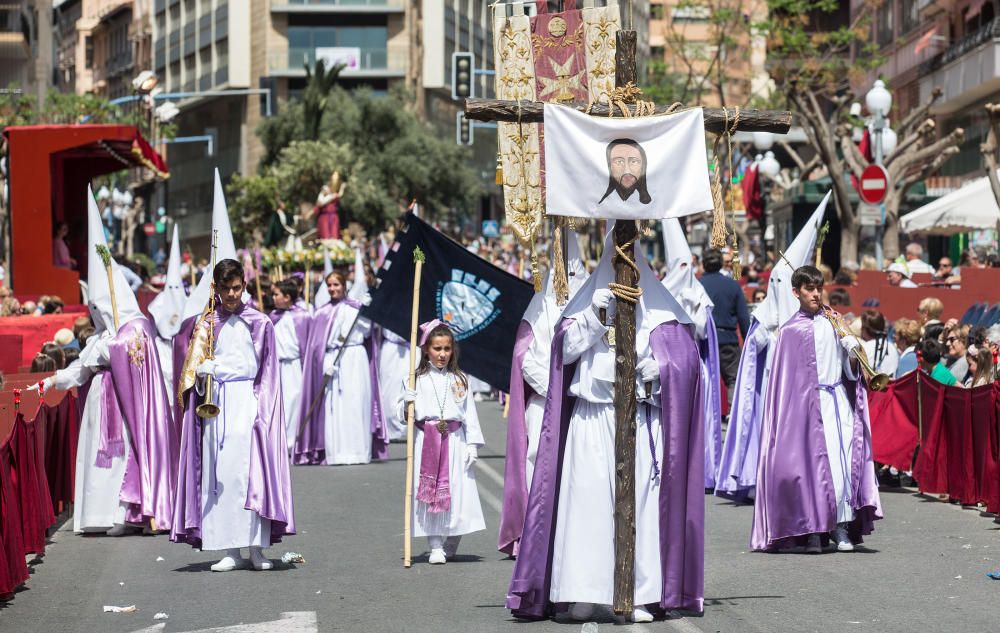 Las calles de Alicante se llenan de fieles en las procesiones del Domingo de Ramos