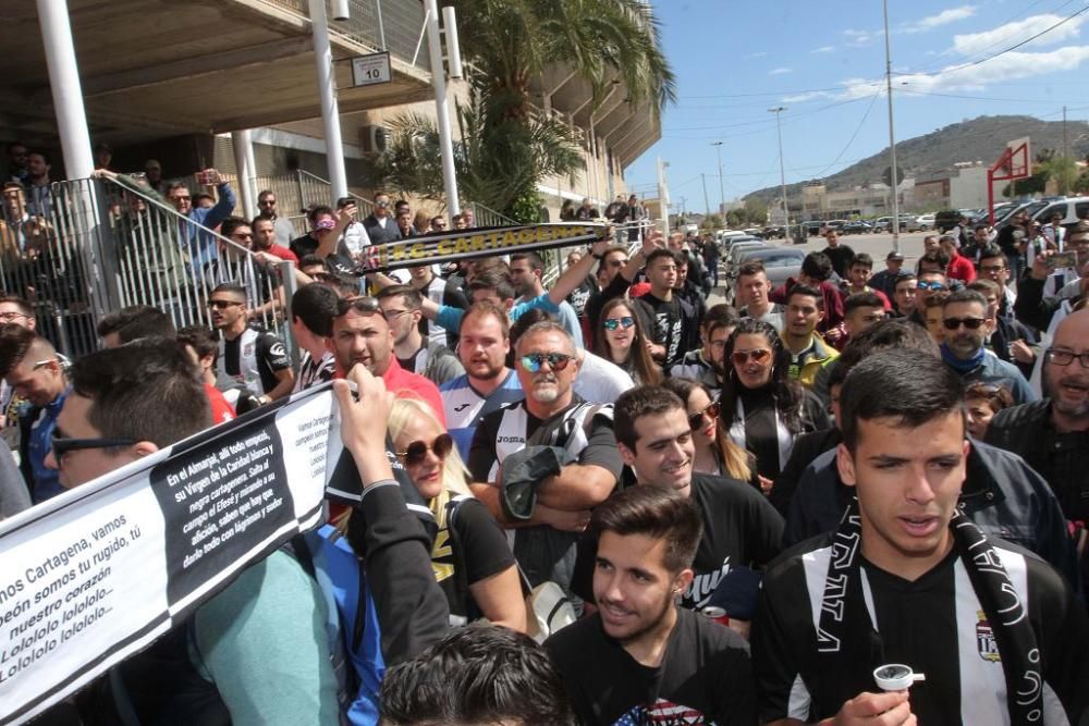 Salida de los jugadores y las peñas del FC Cartagena hacia Murcia para el derbi