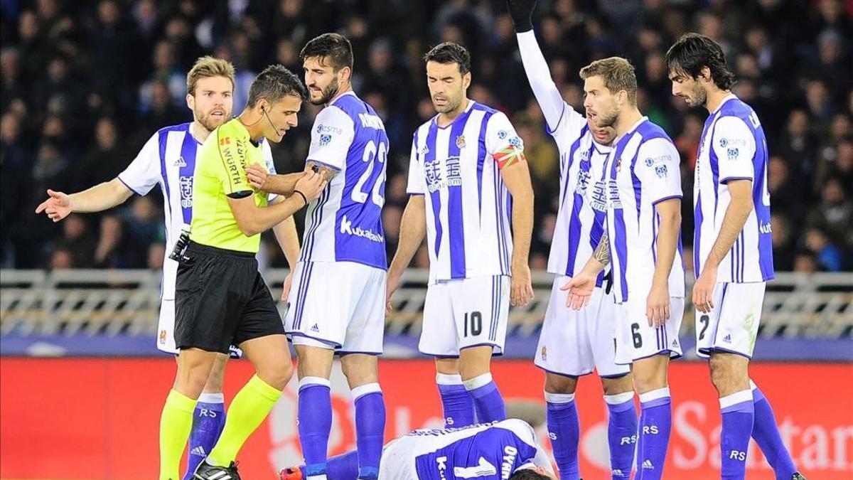 Varios jugadores de la Real protestan al árbitro durante el partido de Liga contra el Barça en Anoeta en noviembre.