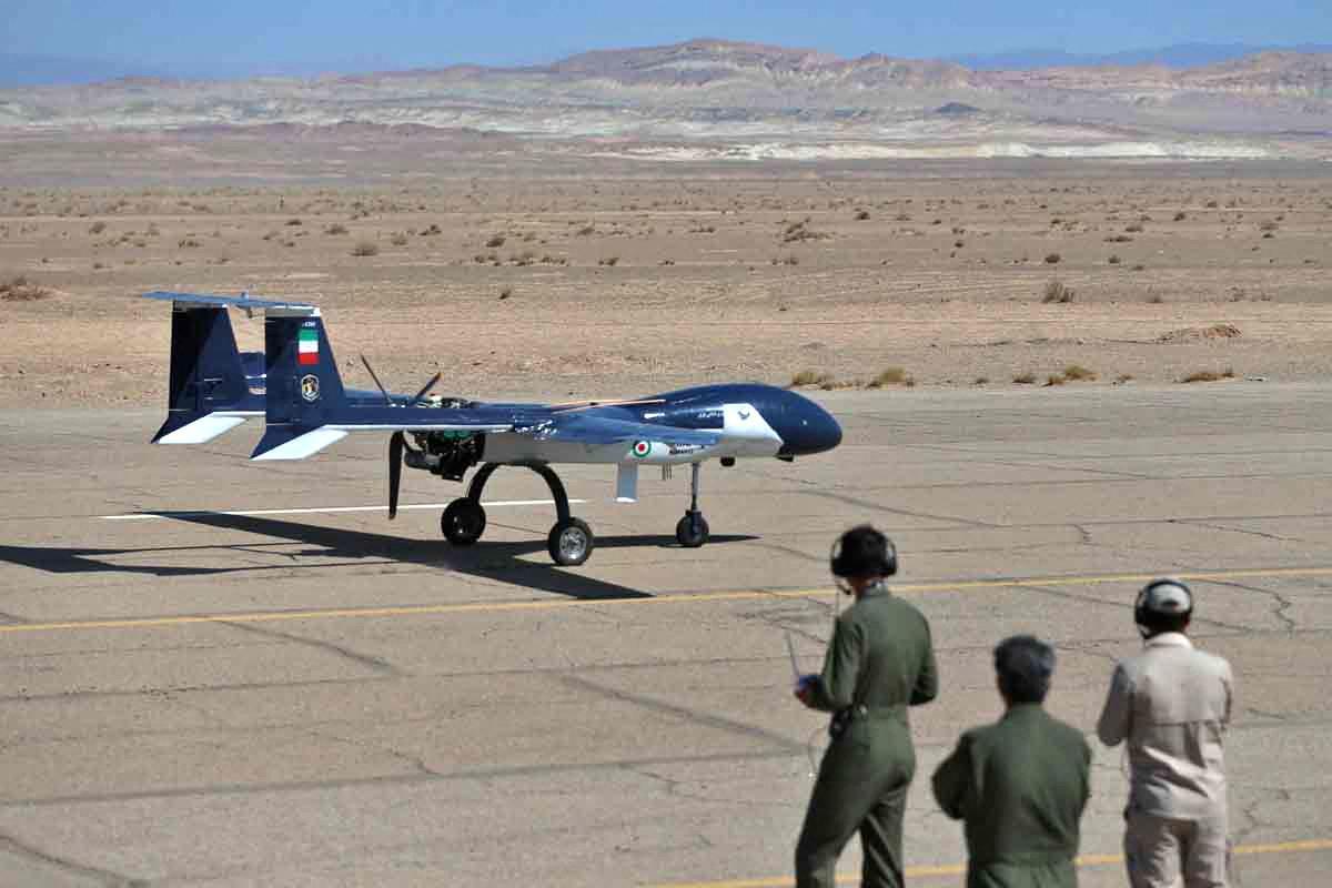 24 de agosto de 2022.- Técnicos iraníes operan un UAV o vehículo no tripulado en una localización iraní sin especificar.