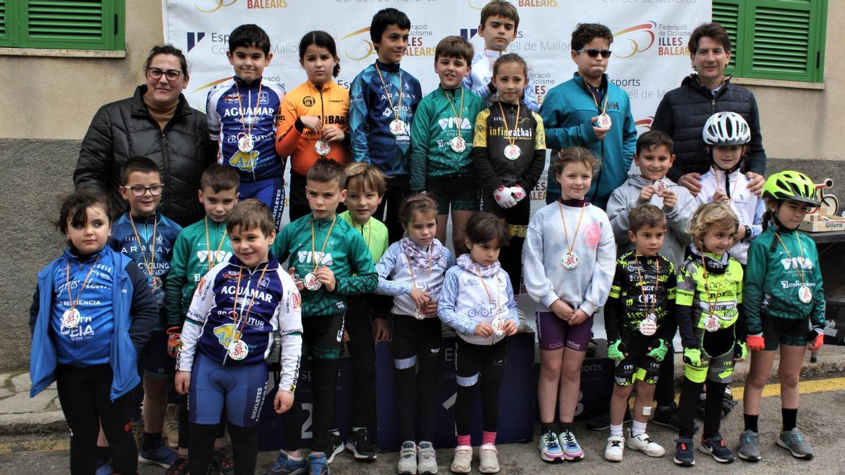 Ciclismo. Trofeu Ajuntament de Sencelles. Principiantes y promesas recibieron obsequios después de su participación en Sencelles.