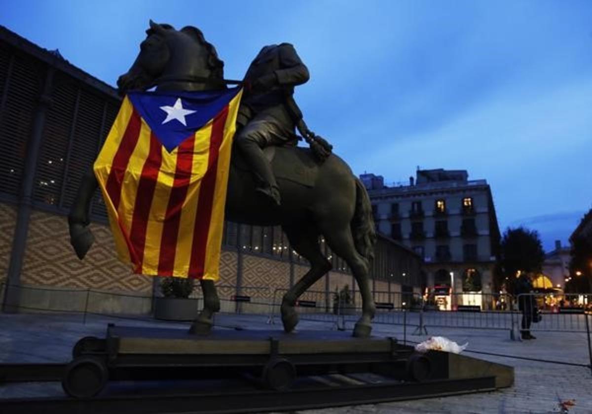 Barcelona  16-10 2016 Estatua de Franco en el Born con una bandera estelada