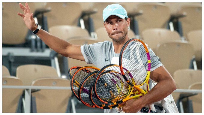 Nadal saluda tras un entrenamiento este viernes en Roland Garros.