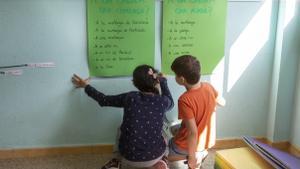 Dos alumnos catalanes durante una actividad en clase, este curso.