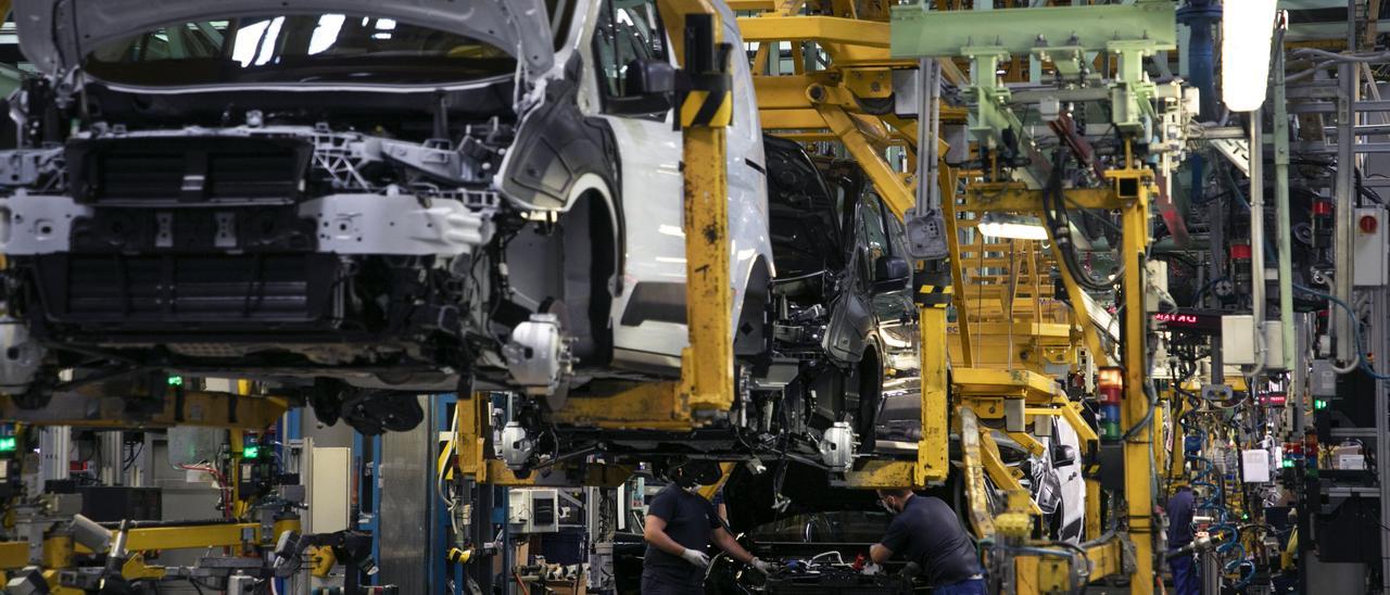 Trabajos en el montaje de vehículos de Ford Almussafes, la pasada semana.