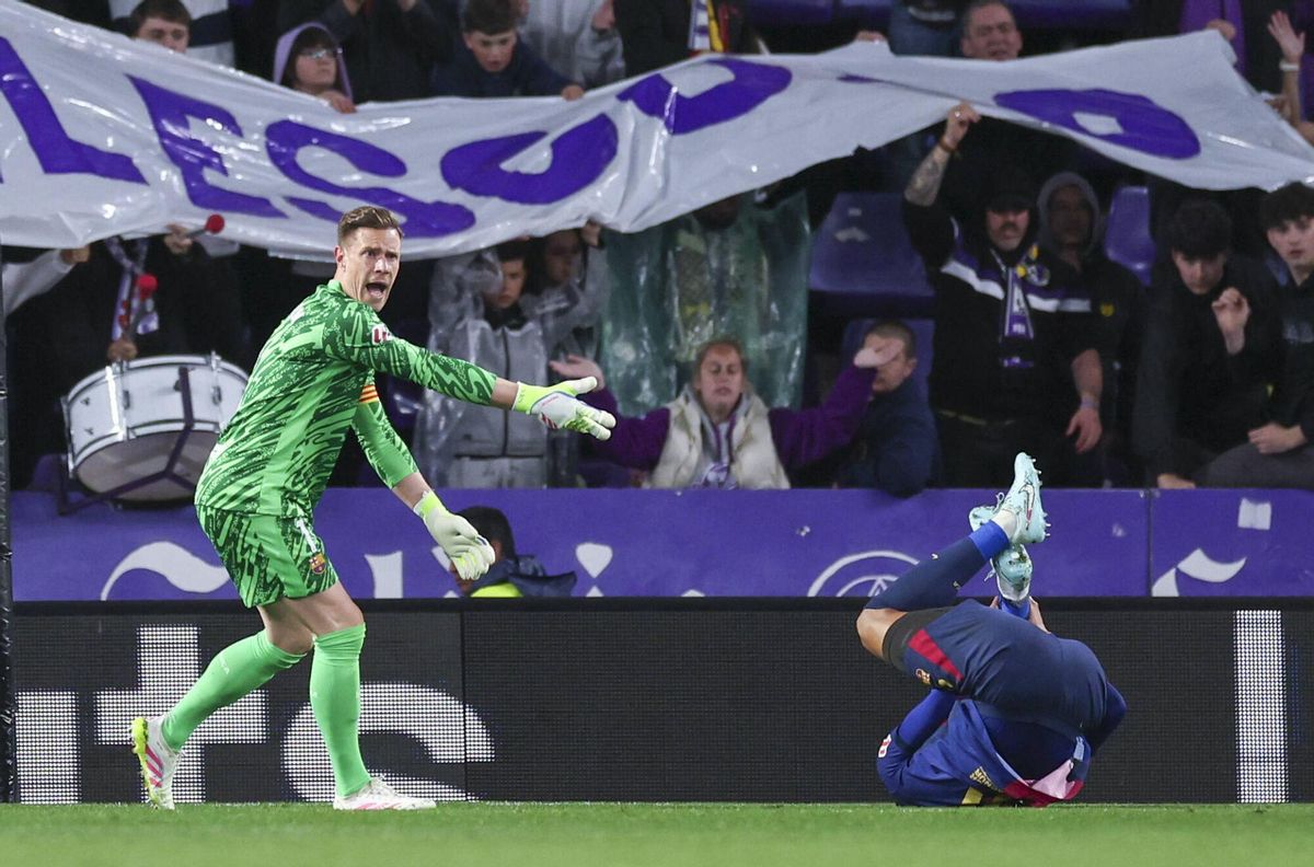 Ter Stegen reclama al árbitro una falta a Araujo, tumbado en el suelo.