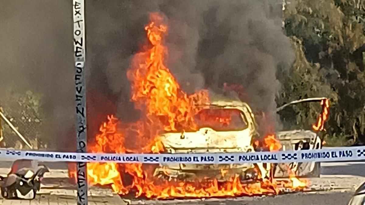 Un coche en llamas en Torrellano termina quemando la fachada de un edificio