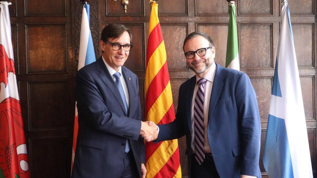 El líder del PSC, Salvador Illa, con el delegado de la Generalitat en el Reino Unido, Francesc Claret