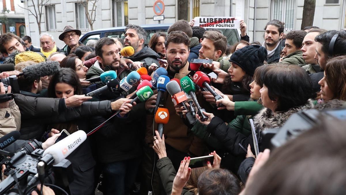 Gabriel Rufián durante sus declaraciones a la prensa, frente a las puertas del Tribunal Supremo.