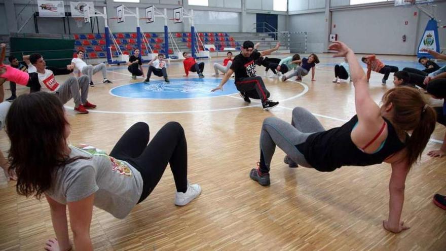 Una treintena de bailarines siguieron esta master class de break dance. // Bernabé/Luismy