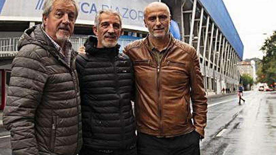 Carlos Brizzola, José Manuel Traba y Jaime Agulló, junto al estadio de Riazor.