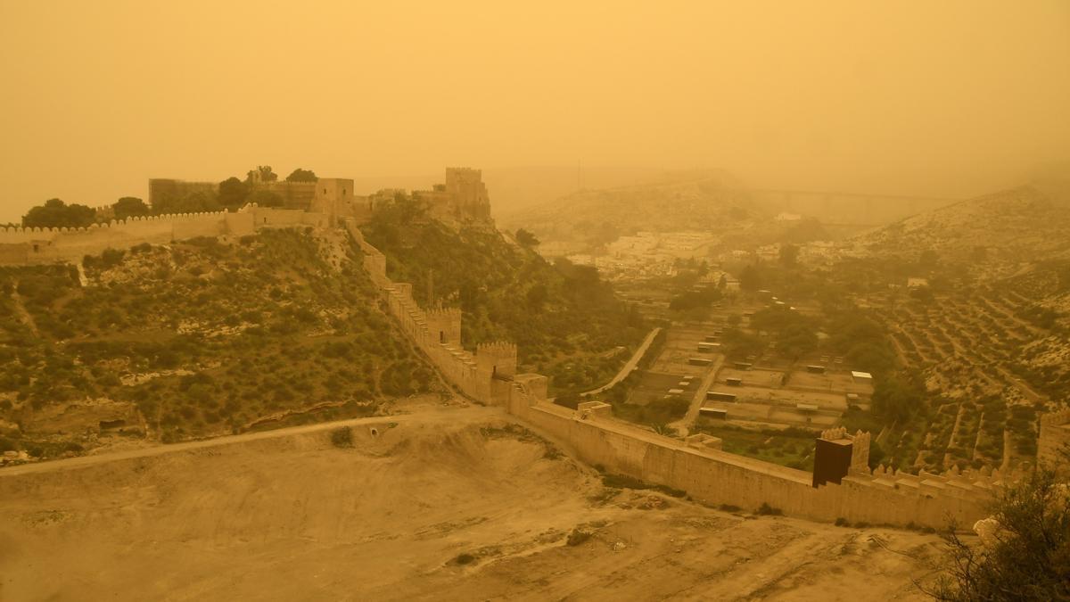 La calima tiñe de rojo parte de Andalucía