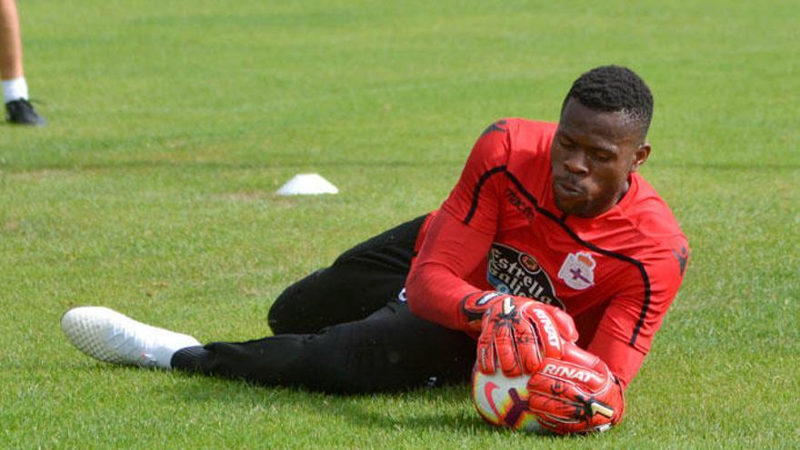 Francis Uzoho, en un entrenamiento en Abegondo.