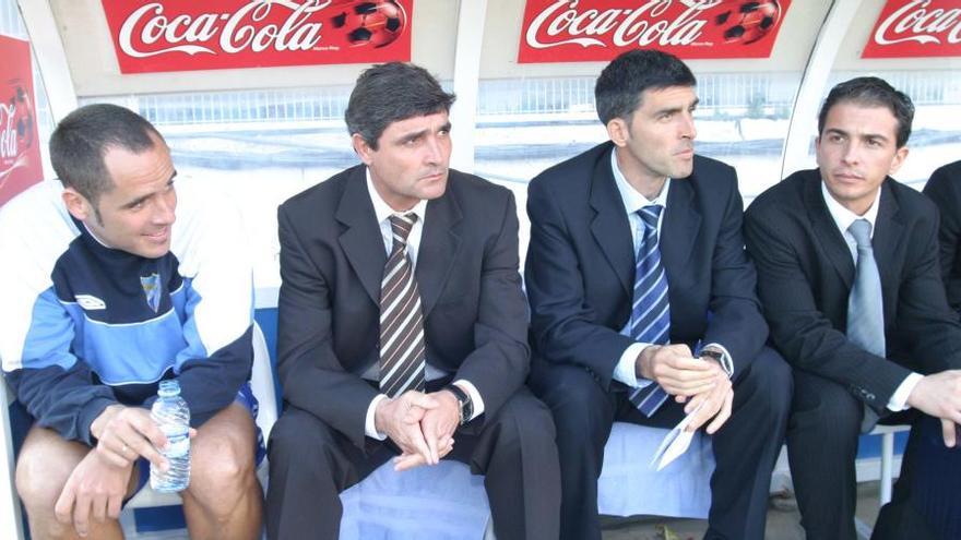 Juande Ramos, en el centro de la imagen, junto a Muñiz, entonces su segundo, en su primera etapa como técnico del Málaga.