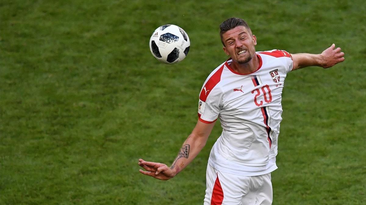 Sergej Milinkovic-Savic cabecea el balón durante el partido contra Costa Rica.