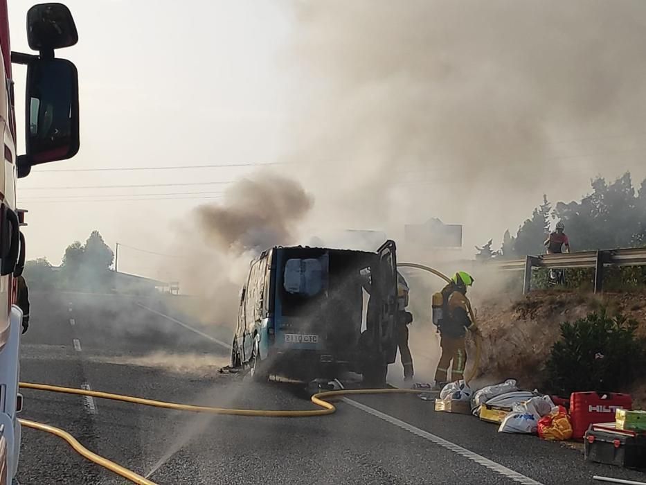 El incendio de una furgoneta corta el acceso a la salida norte de Torrevieja a la autovía. Los bomberos de Torrevieja han retirado la carga del vehículo que podía ser peligrosa, con una bombona de oxí