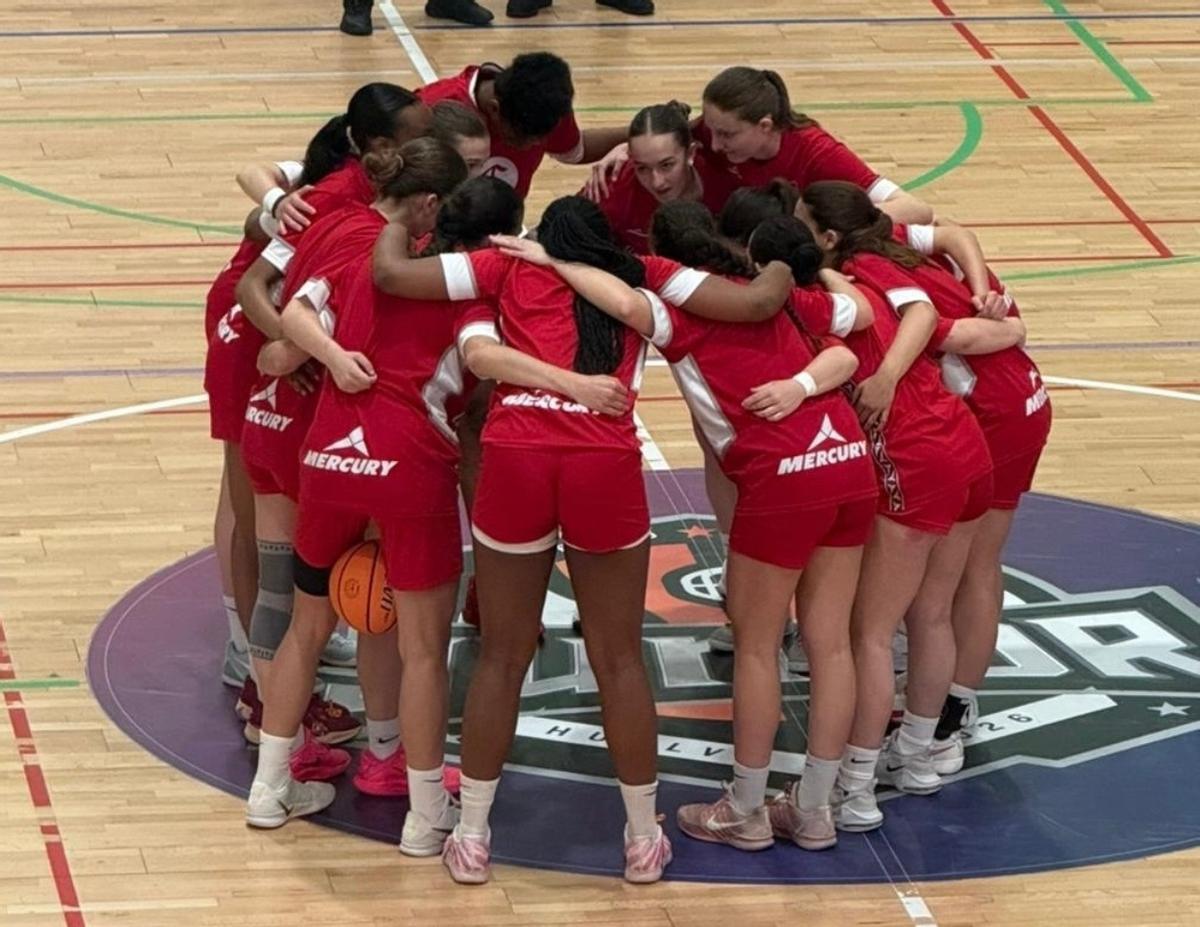 Piña de las jugadoras del Casademont Zaragoza antes del duelo ante el Valencia Basket.