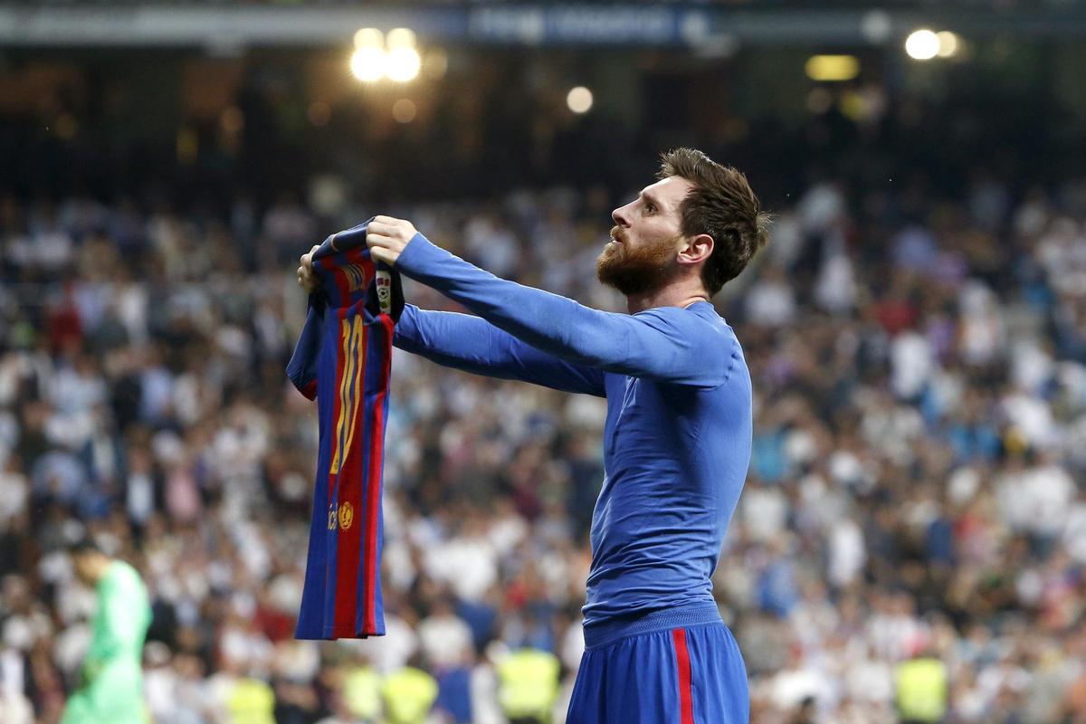 Messi muestra su camiseta al Bernabéu