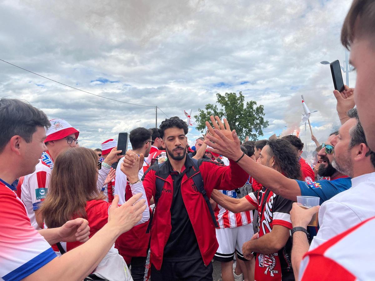 Youssef Ouakkati saluda a la afición a su llegada al estadio.