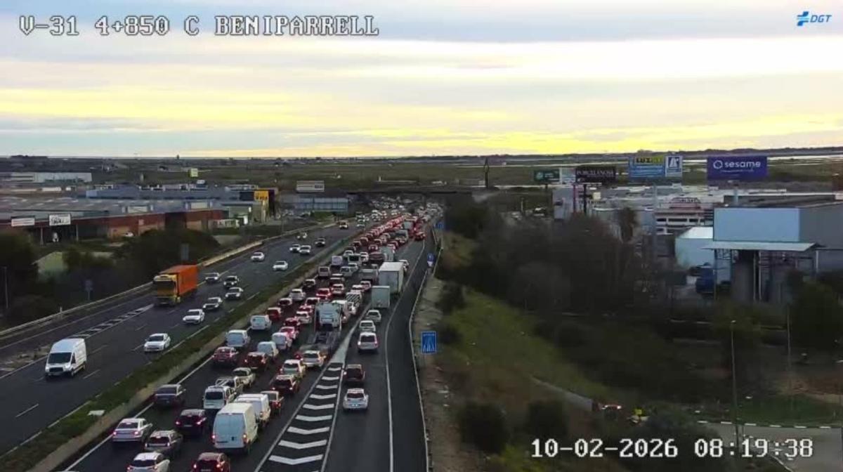 Imagen del tráfico en la V31, más conocida como Pista de Silla, a las 8.30 horas de esta mañana de martes, 10 de febrero.