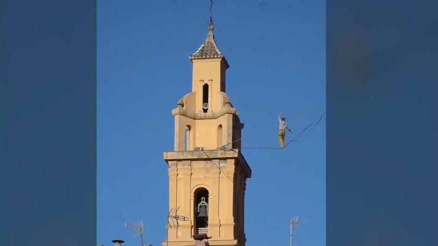 La última locura vista en Castellón: cruzan un pueblo andando sobre un cable